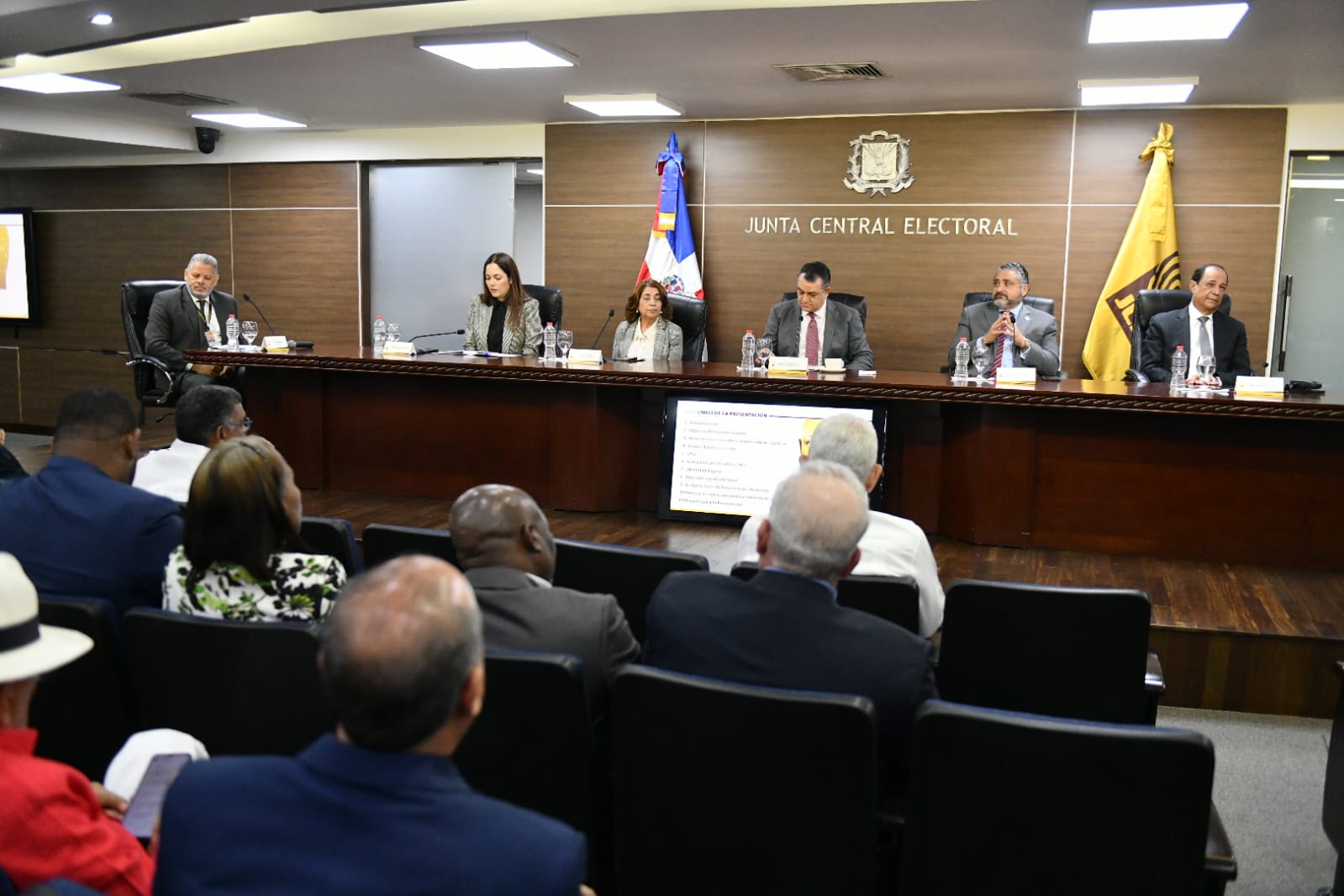 Reunión de JCE con partidos políticos sobre nueva cédula – Punto & Coma
