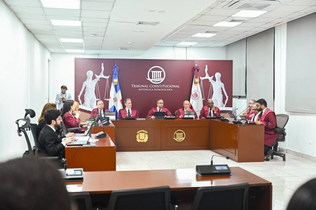 Sala de Tribunal Constitucional en la República Dominicana con jueces en su puesto, discutiendo un caso legal.